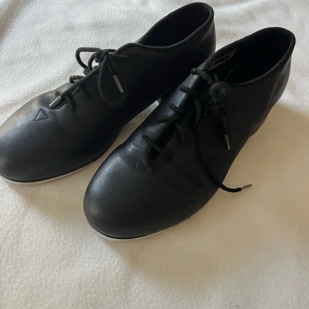 Leo black tap shoes